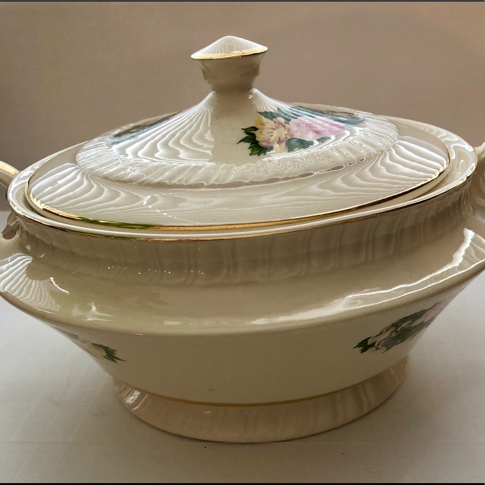 Vegetable Serving Dish w. lid, Gold Rim , Circular